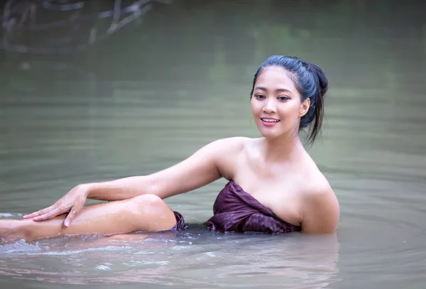 아름다운 아시아 여성들이 강에서 목욕을 있습니다 태국의 아시아 시골에 전통적 — 스톡 사진