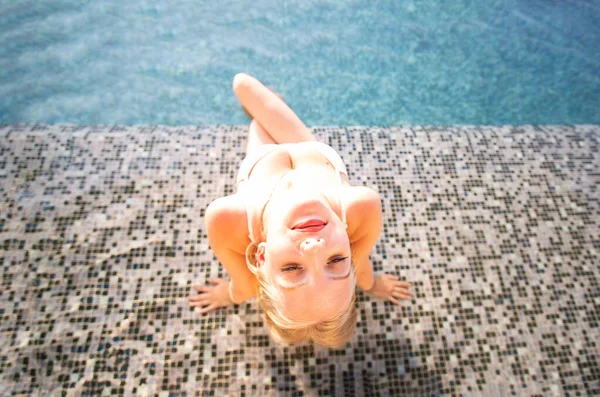 Young Woman Enjoying Sun Slim Young Girl Model White Bikini — Stock Photo, Image