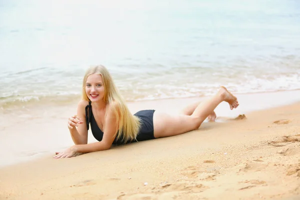 Lächelnde Frau Bikini Tropischen Strand Liegend Glückliche Frau Badebekleidung Schwarze — Stockfoto
