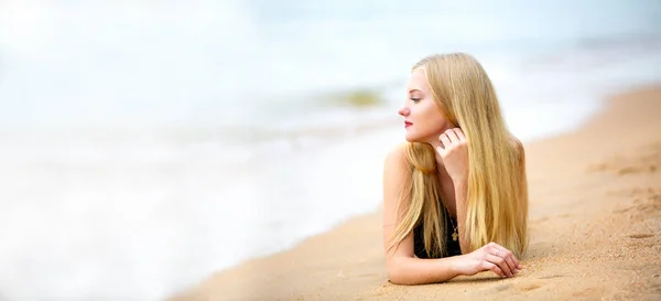 Leende Kvinna Bikini Liggande Tropisk Strand Lycklig Kvinna Badkläder Svart — Stockfoto