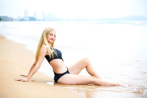 Lächelnde Frau Bikini Tropischen Strand Liegend Glückliche Frau Badebekleidung Schwarze — Stockfoto