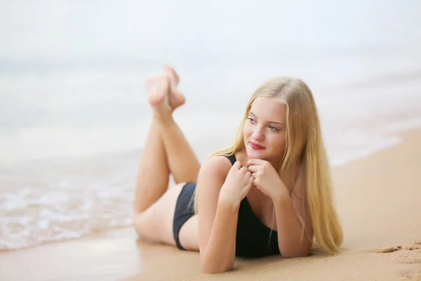 Leende Kvinna Bikini Liggande Tropisk Strand Lycklig Kvinna Badkläder Svart — Stockfoto