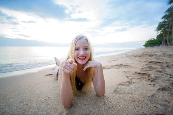 Χαμογελαστή Γυναίκα Μπικίνι Ξαπλωμένη Στην Τροπική Παραλία Χαρούμενη Γυναίκα Μαγιό — Φωτογραφία Αρχείου