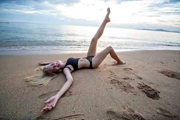 Lächelnde Frau Bikini Tropischen Strand Liegend Glückliche Frau Badebekleidung Schwarze — Stockfoto