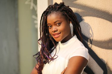 Afro-Amerikan açık hava gençliğinin portresi.