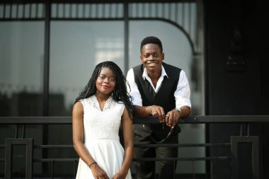 Afro-Amerikan açık hava gençliğinin portresi.