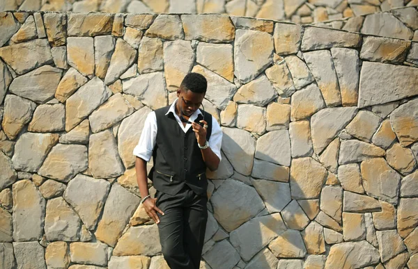 Portret Młodego Przystojnego Afro Czarnego Mężczyzny Pozowanie Zewnątrz — Zdjęcie stockowe