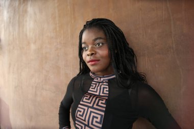 Açık havada poz veren Afro Amerikalı kadınların portresi.