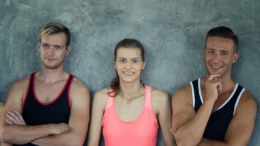 Bir grup mutlu çok ırklı arkadaş spor salonunda birlikte egzersiz yapıyor..