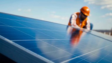 Elektrik enerjisi için eko teknolojisi, çiftlikteki güneş panelleri veya güneş hücrelerinin hava görüntüsü. Yeşil alana sahip enerji santrali, Tayland 'da yenilenebilir enerji kaynağı.