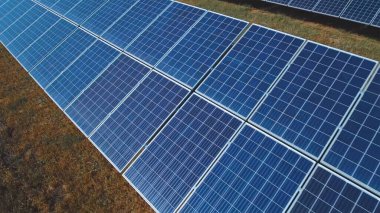 Elektrik enerjisi için eko teknolojisi, çiftlikteki güneş panelleri veya güneş hücrelerinin hava görüntüsü. Yeşil alana sahip enerji santrali, Tayland 'da yenilenebilir enerji kaynağı.