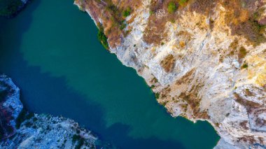 Dağlardaki nehrin havadan görünüşü