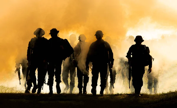 Siluetas Soldados Del Ejército Niebla Contra Una Puesta Sol Equipo —  Fotos de Stock