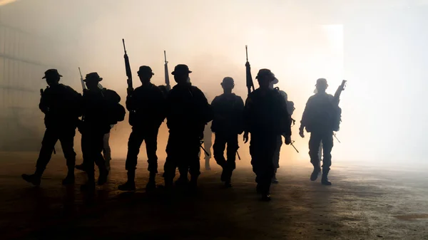Siluet Tentara Dalam Kabut Terhadap Matahari Terbenam Tim Marinir Beraksi — Stok Foto