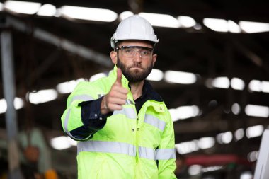 Fabrikadaki işçi miğferleri, fabrikadaki işçiler, insanlar endüstriyel bir girişim için kask ve üniforma giyerler.