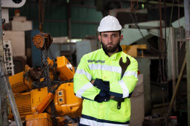 Fabrikadaki işçi miğferleri, fabrikadaki işçiler, insanlar endüstriyel bir girişim için kask ve üniforma giyerler.