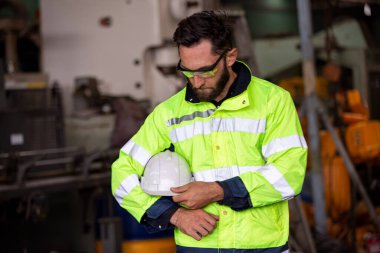 Fabrikadaki işçi miğferleri, fabrikadaki işçiler, insanlar endüstriyel bir girişim için kask ve üniforma giyerler.
