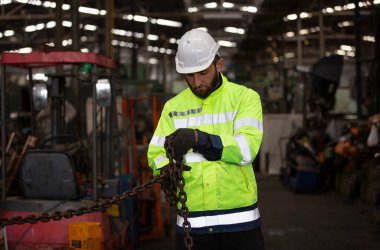 Fabrikadaki işçi miğferleri, fabrikadaki işçiler, insanlar endüstriyel bir girişim için kask ve üniforma giyerler.