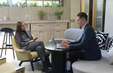 İş ortakları toplantıda belge ve fikirleri tartışıyor