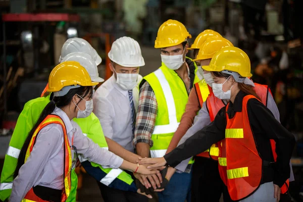 Skupina Pracovníků Výměna Pracovníků Továrně Lidé Chodí Přilbách Uniformách Pro — Stock fotografie