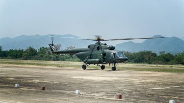 Mavi gökyüzünün arka planında askeri helikopter.