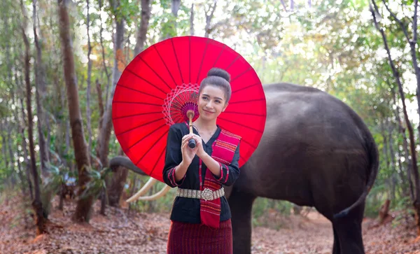 Retrato Mujer Sonriente Pie Con Elefante Tailandia —  Fotos de Stock