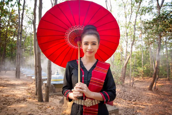 Portret Uśmiechniętej Kobiety Czerwonym Parasolem Stojącej Lesie Tajlandii — Zdjęcie stockowe