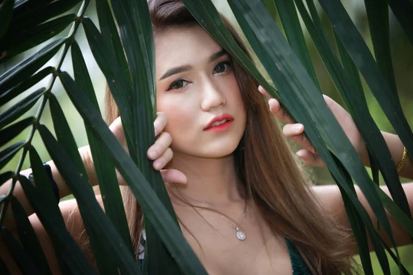 Mujer Joven Posando Bosque Verano —  Fotos de Stock