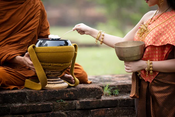 Las Mujeres Daban Comida Los Monjes Los Monjes — Foto de Stock