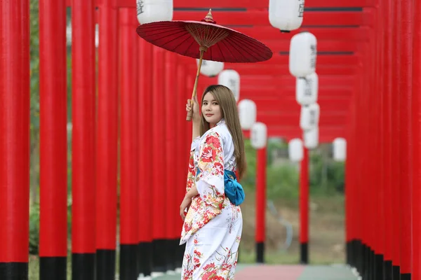 Kimono Sétál Szentély Japán Kertben — Stock Fotó