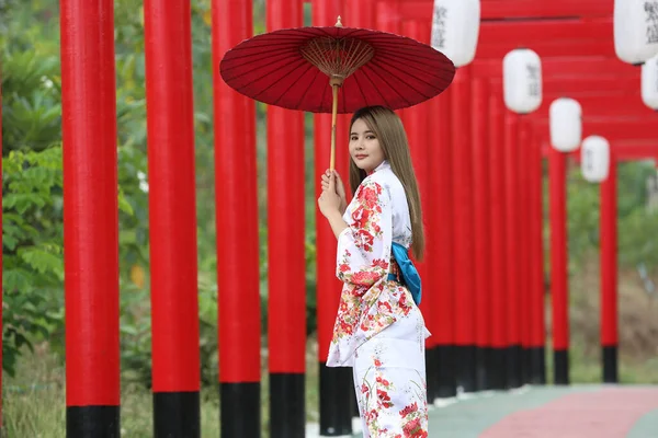 Mujer Kimono Caminando Santuario Jardín Japonés — Foto de Stock