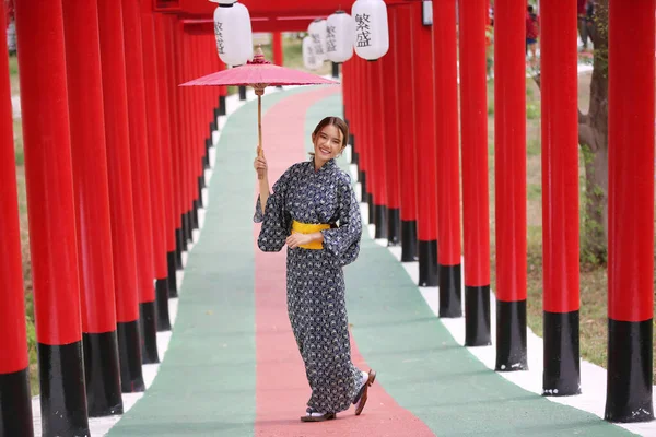 Kvinna Kimono Går Vid Helgedomen Japansk Trädgård — Stockfoto