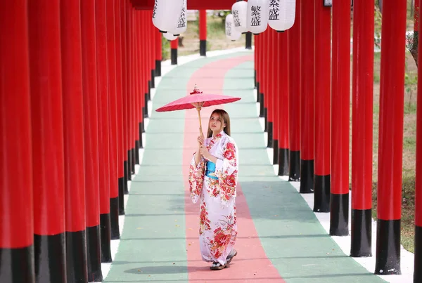 Kimono Sétál Szentély Japán Kertben — Stock Fotó