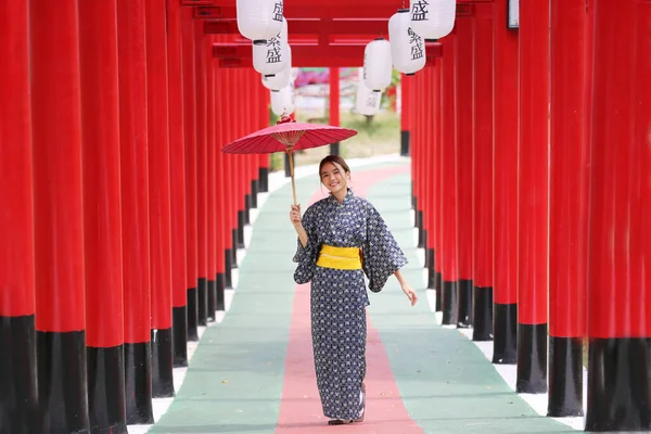 在日本花园里 穿着和服走进神龛的女人 — 图库照片