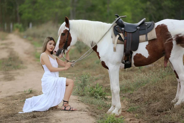 Comprimento Total Mulher Montando Cavalo Paisagem Rural Contra Céu — Fotografia de Stock