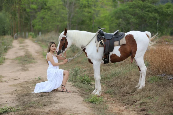 Comprimento Total Mulher Montando Cavalo Paisagem Rural Contra Céu — Fotografia de Stock