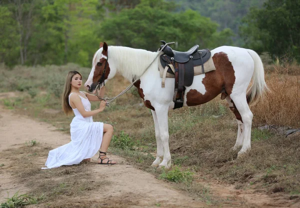 Comprimento Total Mulher Montando Cavalo Paisagem Rural Contra Céu — Fotografia de Stock