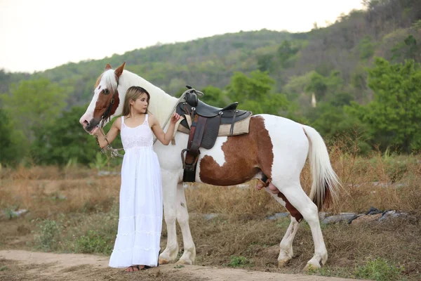 Comprimento Total Mulher Montando Cavalo Paisagem Rural Contra Céu — Fotografia de Stock