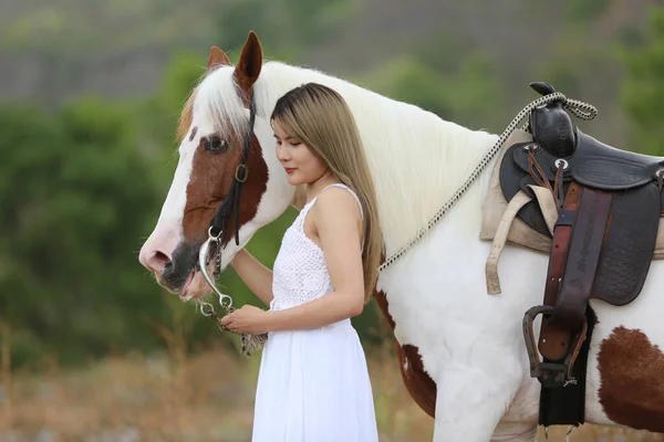 Pleine Longueur Cheval Femme Dans Paysage Rural Contre Ciel — Photo