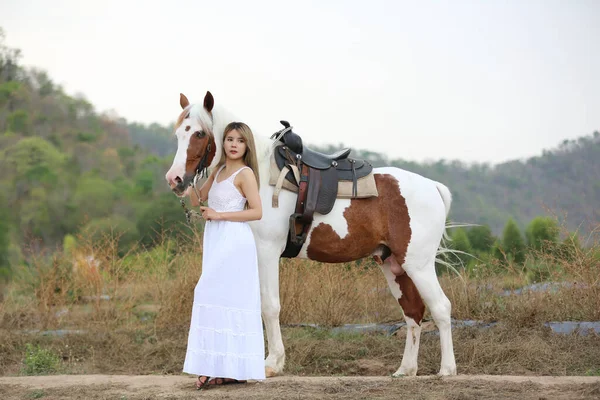 Полная Длина Женщины Верхом Лошади Сельской Местности Фоне Неба — стоковое фото
