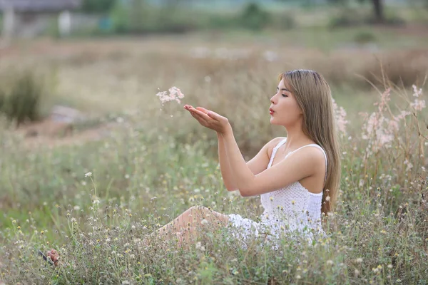 Hermosas Mujeres Jóvenes Sentadas Campo Natural Entorno Rural — Foto de Stock