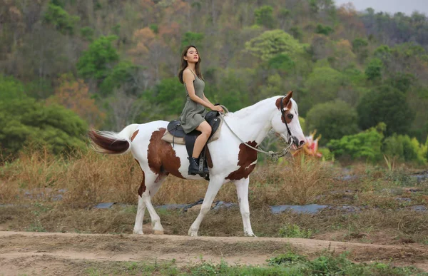 Jovem Mulher Montando Cavalo Campo Contra Céu — Fotografia de Stock