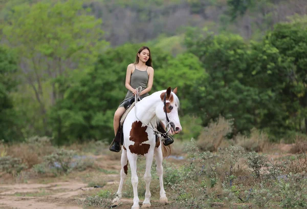 Jovem Mulher Montando Cavalo Campo Contra Céu — Fotografia de Stock