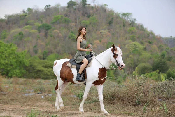 Jovem Mulher Montando Cavalo Campo Contra Céu — Fotografia de Stock