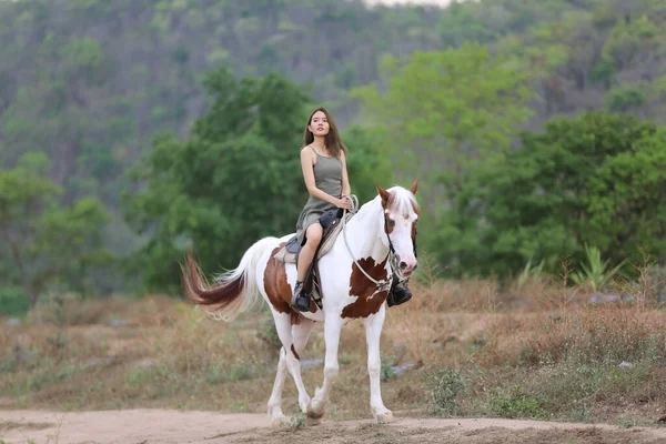 Jovem Mulher Montando Cavalo Campo Contra Céu — Fotografia de Stock