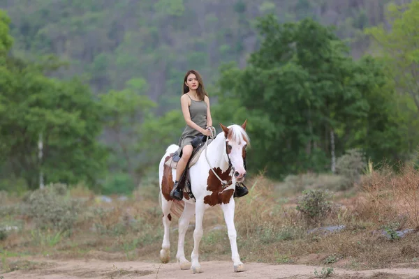 Jovem Mulher Montando Cavalo Campo Contra Céu — Fotografia de Stock