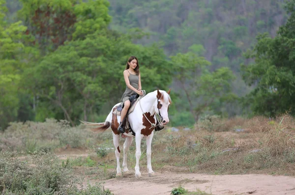 Νεαρή Γυναίκα Ιππεύει Ένα Άλογο Ένα Πεδίο Ενάντια Στον Ουρανό — Φωτογραφία Αρχείου