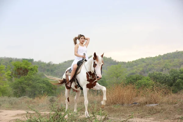 Longitud Completa Mujer Caballo Paisaje Rural Contra Cielo —  Fotos de Stock