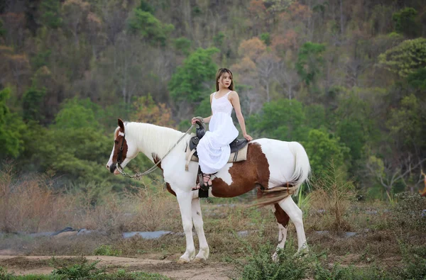 Πλήρες Μήκος Της Γυναίκας Ιππασίας Άλογο Στο Αγροτικό Τοπίο Κατά — Φωτογραφία Αρχείου