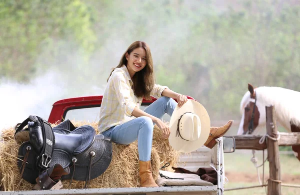 Retrato Mulher Sentada Caminhão Fazenda Com Cavalo Campo — Fotografia de Stock